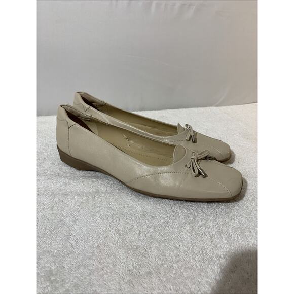 Easy Spirit Bone Colored Flats Loafers Womens Size 8.5 - Picture 1 of 8